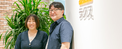 株式会社ラクスの木村課長と高橋さんがこっちを向いている